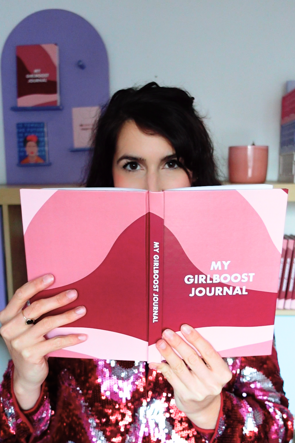 L'histoire de GIRLBOOST présentée par Camille Coulon la fondatrice qui ouvre entre ces mains un livre sur GIRLBOOST